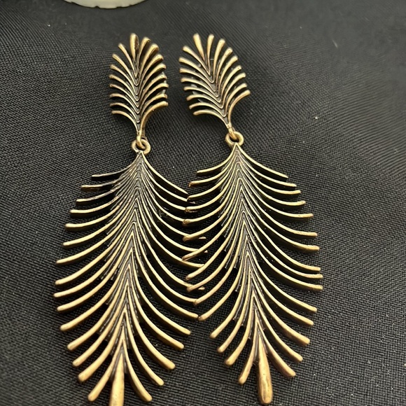 😎3/$20 feather style drop earrings - Picture 3 of 6